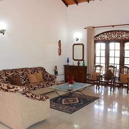 Gondolas Holiday Lanka Ragama 外观 照片